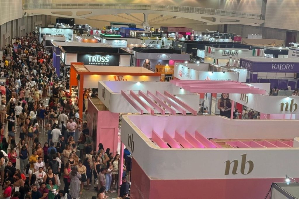 Estandes e público na Feira Regional da Beleza em Fortaleza
